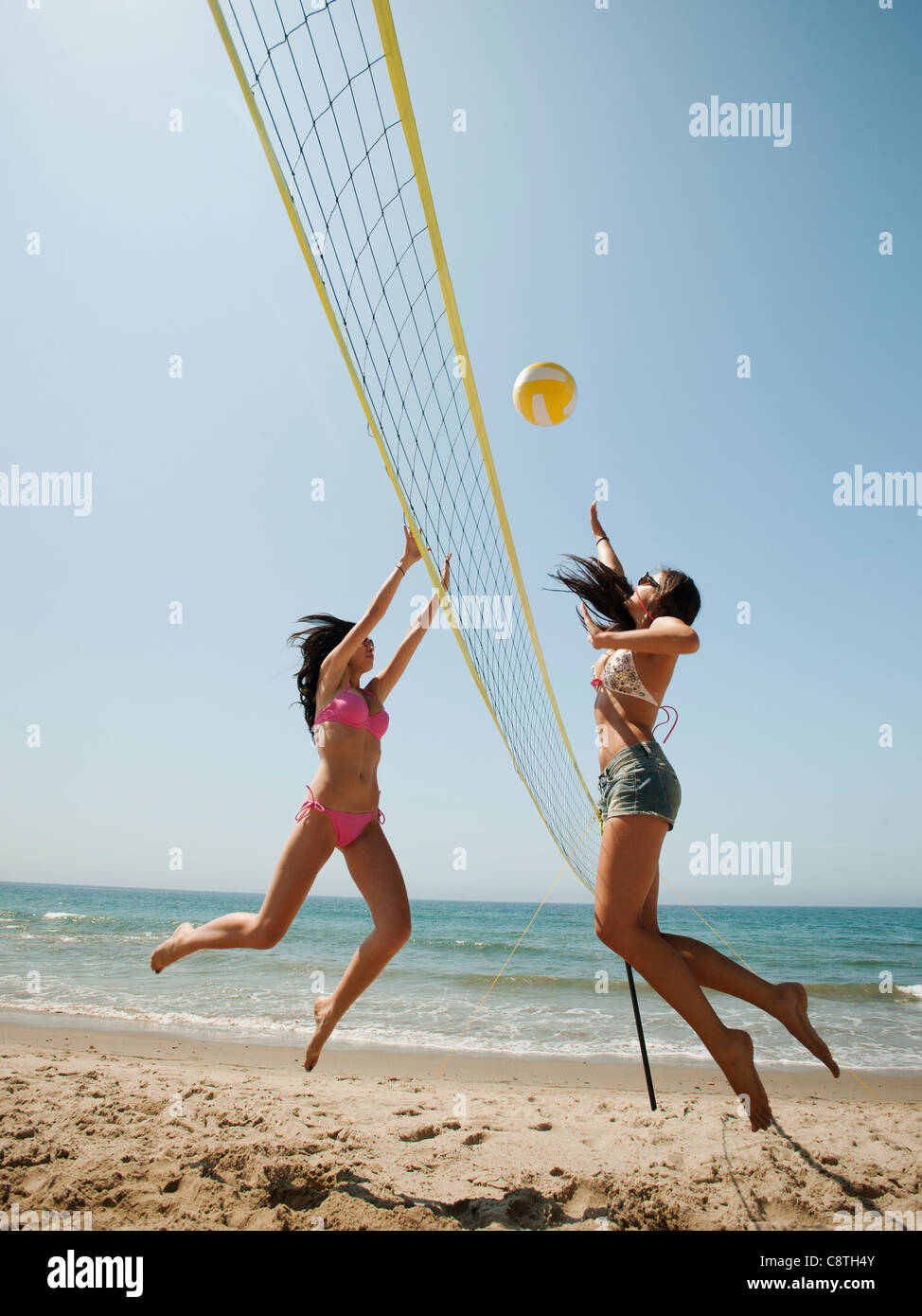 USA, California, Malibu, Two attractive young women playing beach volleyball Stock Photo