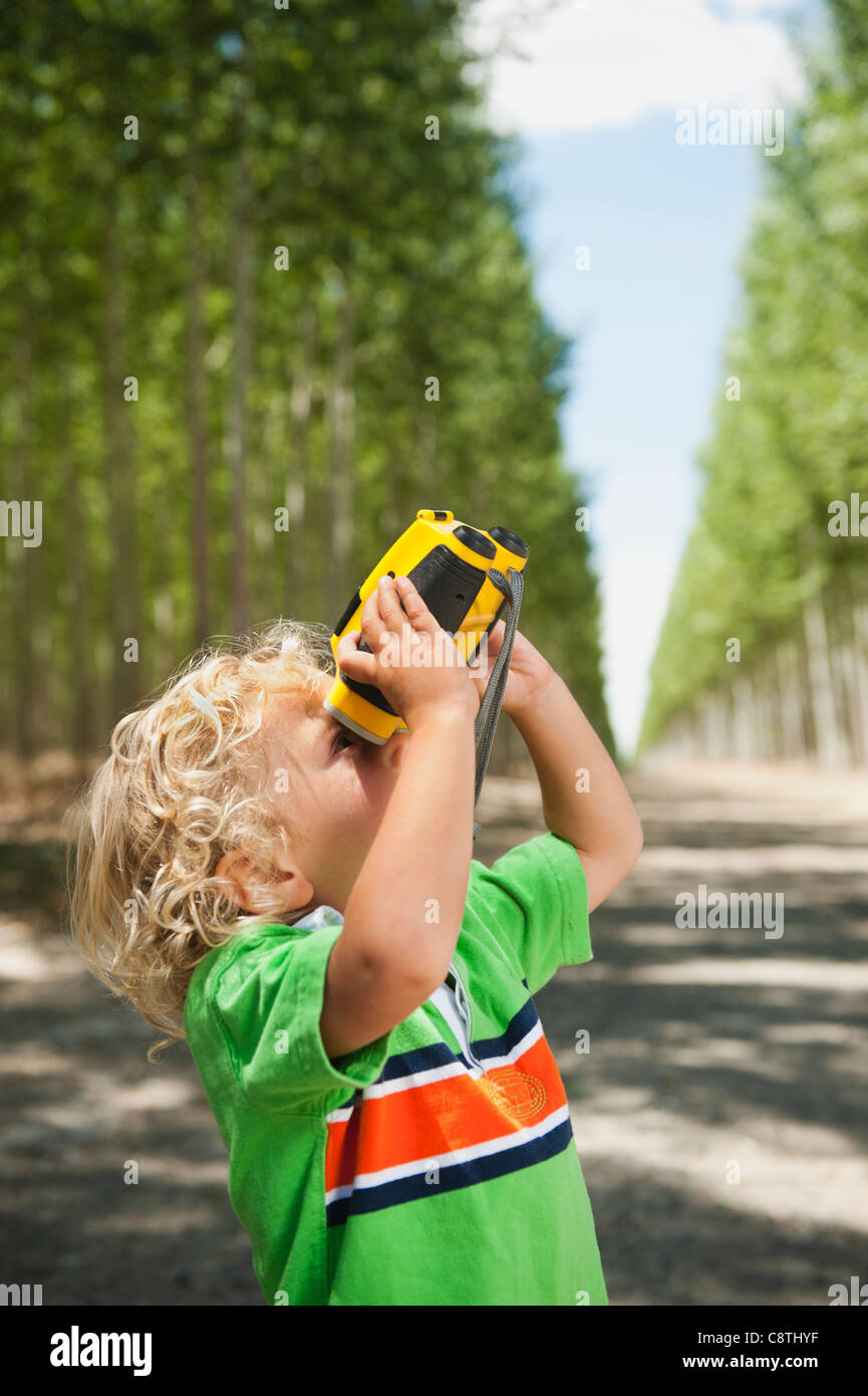 USA, Oregon, Boardman, Boy looking through binoculars Stock Photo
