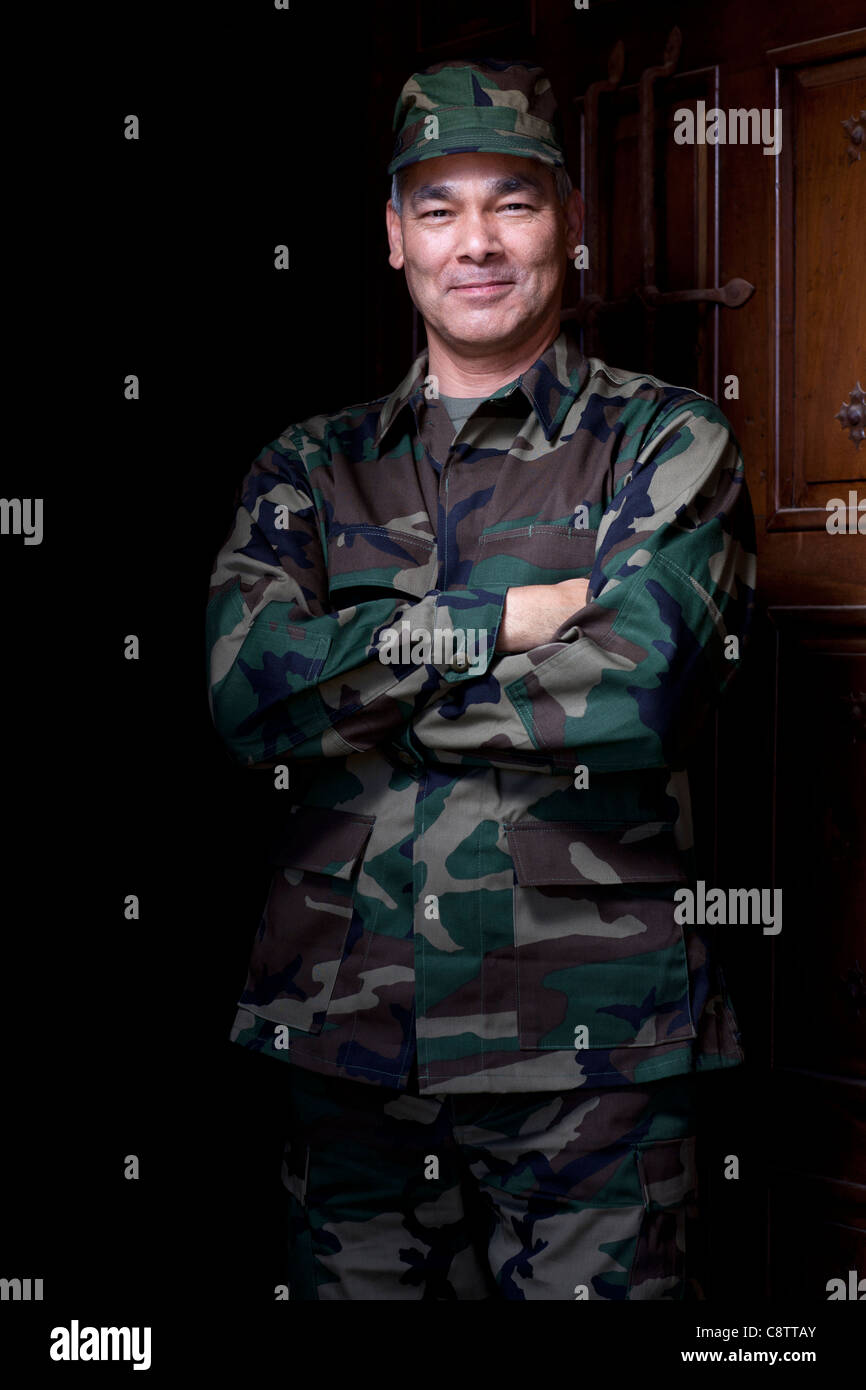 Wearing military uniform hi-res stock photography and images - Alamy