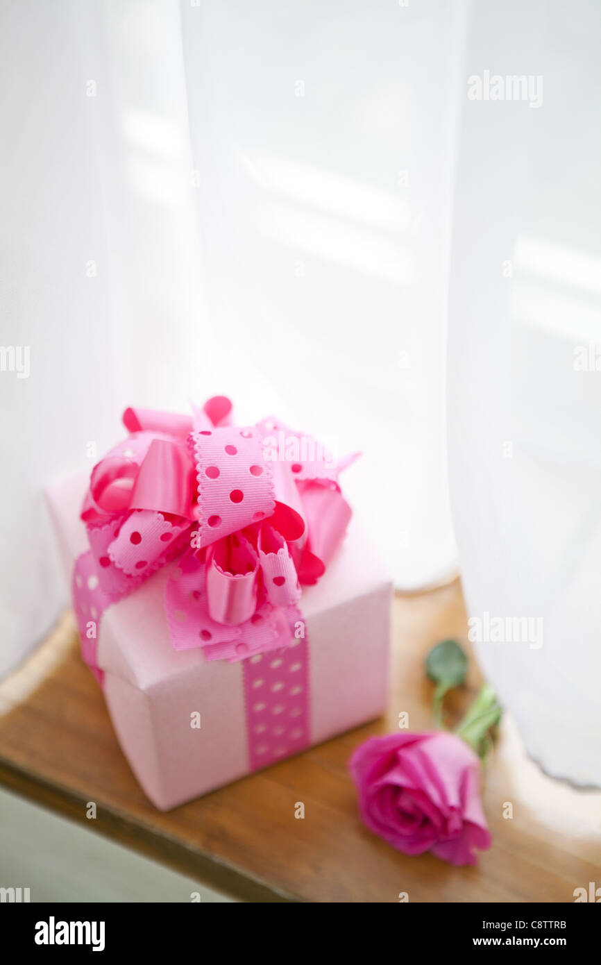 Pink gift box hi-res stock photography and images - Alamy