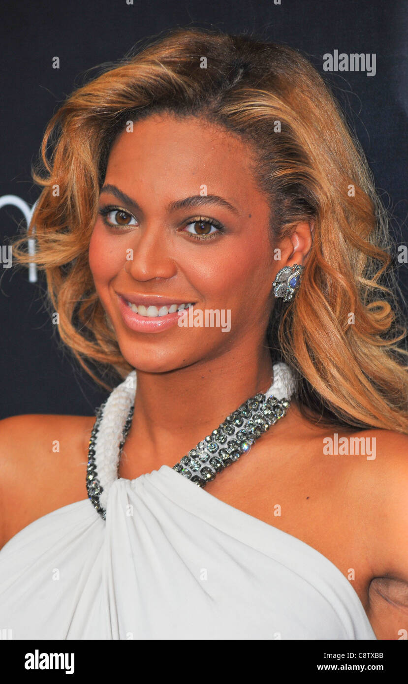 Beyonce in gold hi-res stock photography and images - Alamy