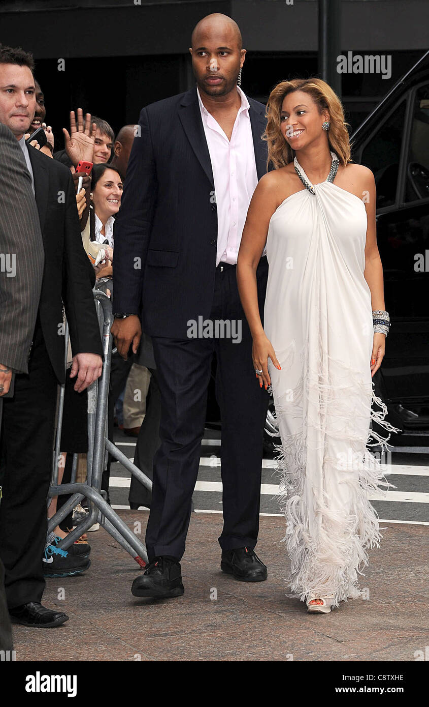 Beyonce at in-store appearance for Beyonce PULSE Fragrance Launch at ...