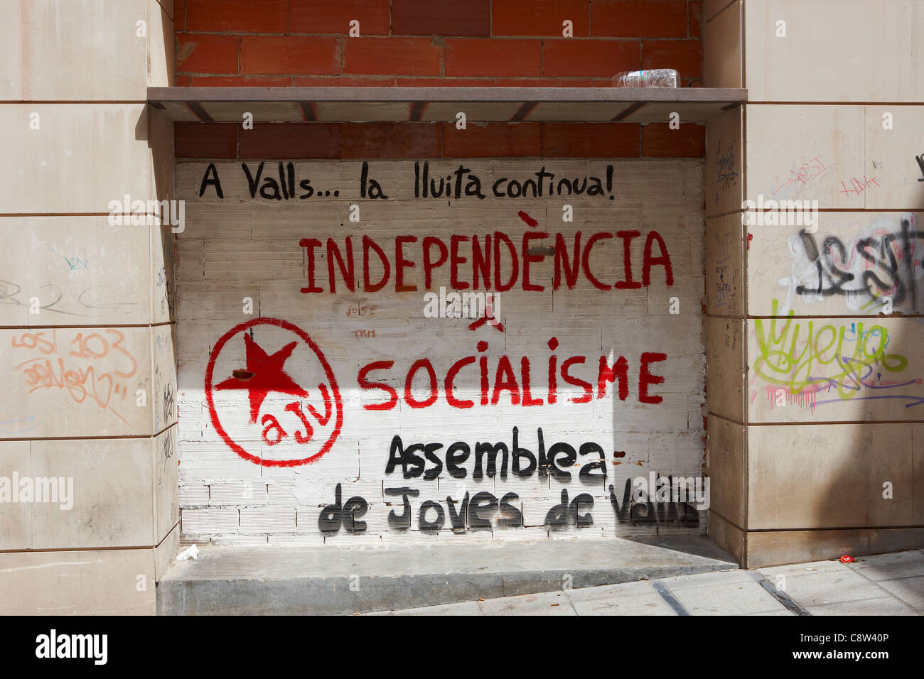 Catalonian separatist movement graffiti: The fight continues! Independence and Socialism. Valls, Catalonia, Spain. Stock Photo