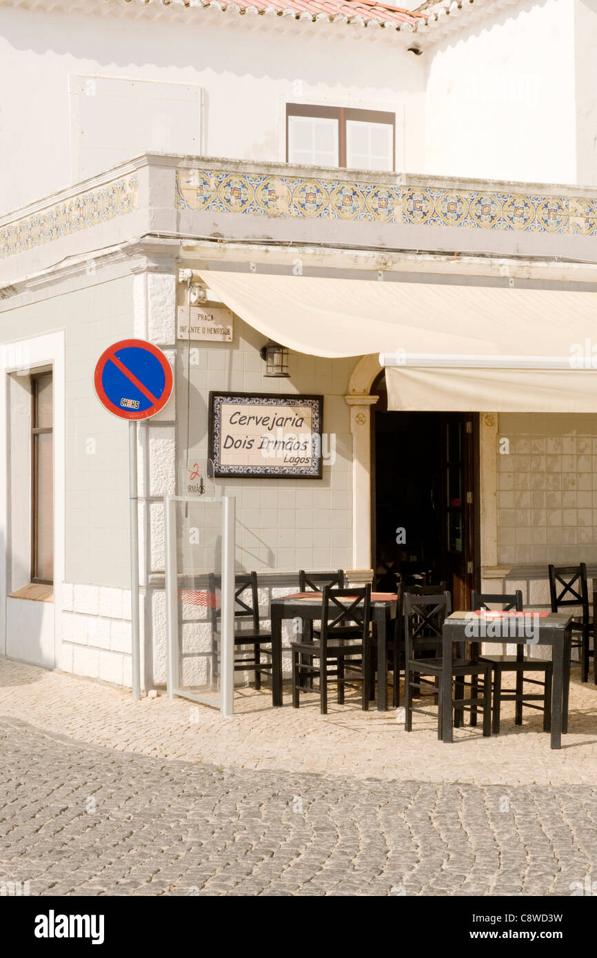 Portugal , Algarve , Lagos , cobbled Praca Dom Henrique Square , typical pavement cafe restaurant bar Cervejaria Dois Irmaos Stock Photo