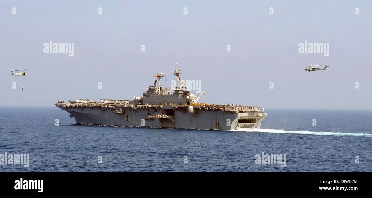 The amphibious assault ship USS Boxer (LHD 4) receives a vertical replenishment Stock Photo