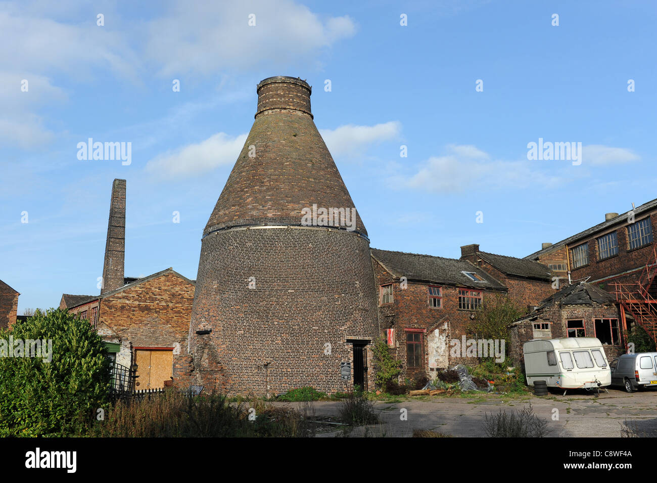 Early 19thC Pottery works & Large bottle oven with circular hovel at Top Bridge Pottery (Price & Kensington) in Burslem Stoke Stock Photo