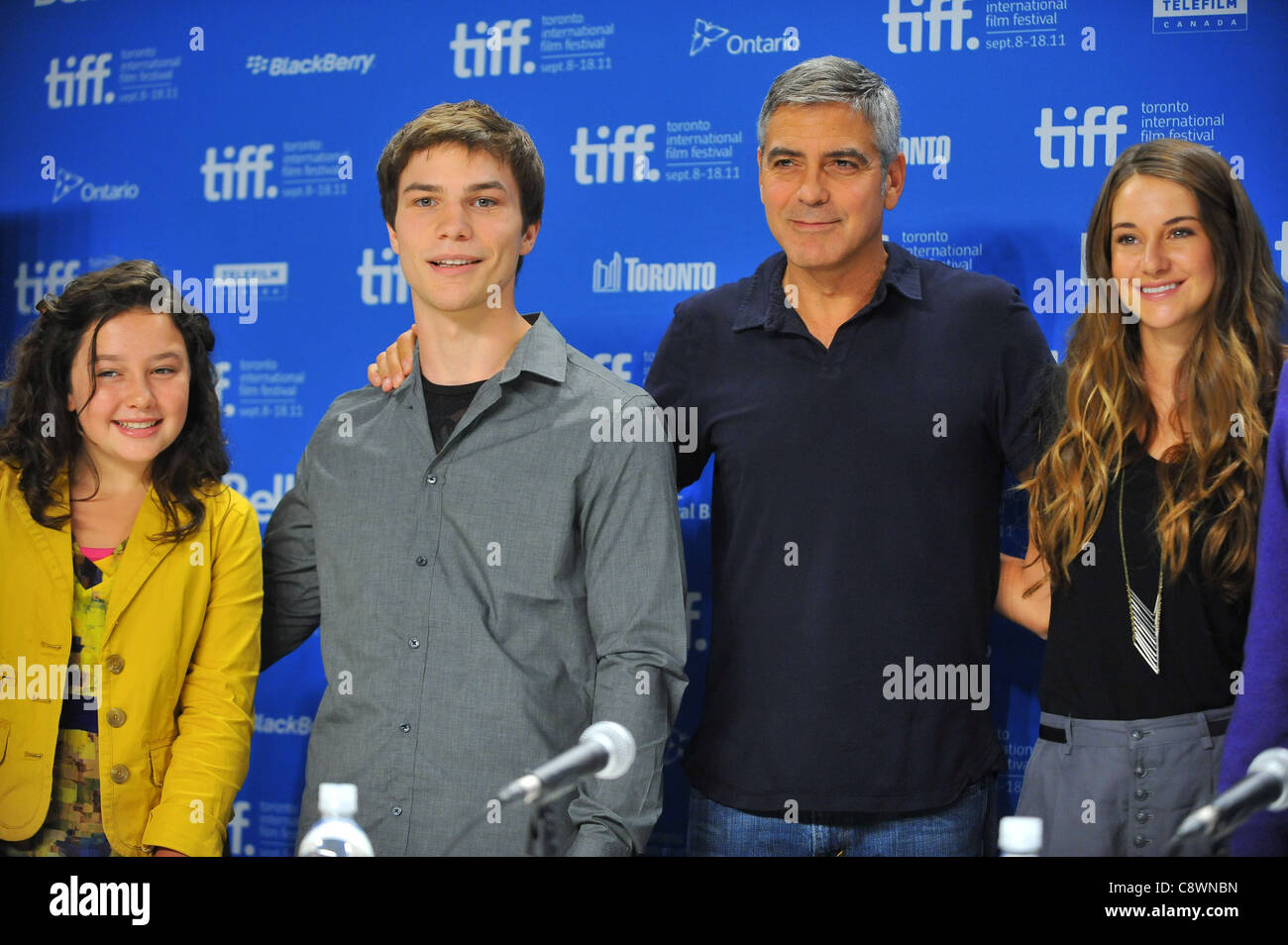 Amara Miller Nick Krause George Clooney Shailene Woodley atpress conferenceDESCENDANTS Press Conference Toronto International Stock Photo