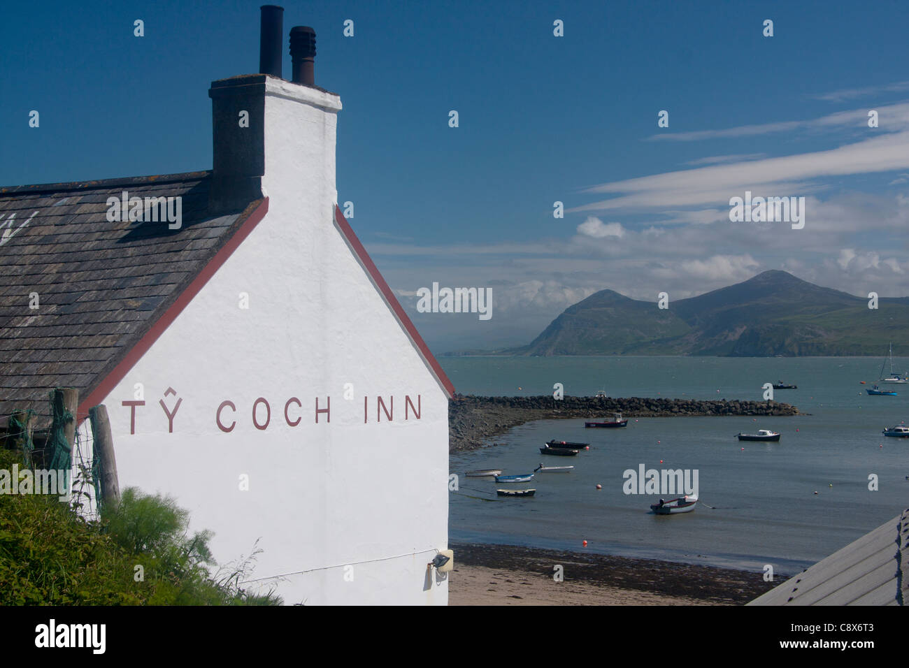 Ty Coch Inn Porth Dinllaen Llŷn Peninsula Gwynedd North Wales UK Yr Eifl mountains in background Stock Photo