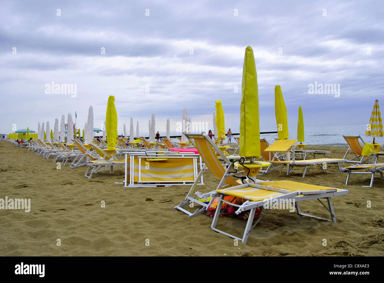 Umbrellas on the beach in Italy Stock Photo - Alamy
