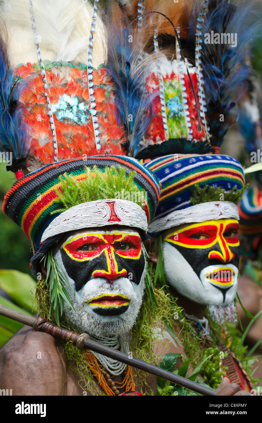 Highlanders  in head dress comprising bird of paradise plumes performing at Sing-sing in Paya Western Highlands Papua New Guinea Stock Photo