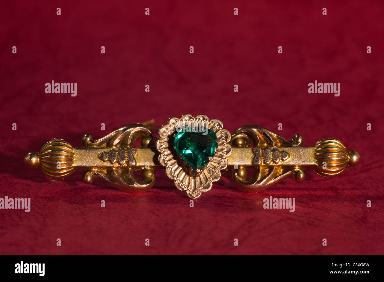 Late Queen Victoria era pseudo emerald and 9 caret gold brooch Stock Photo