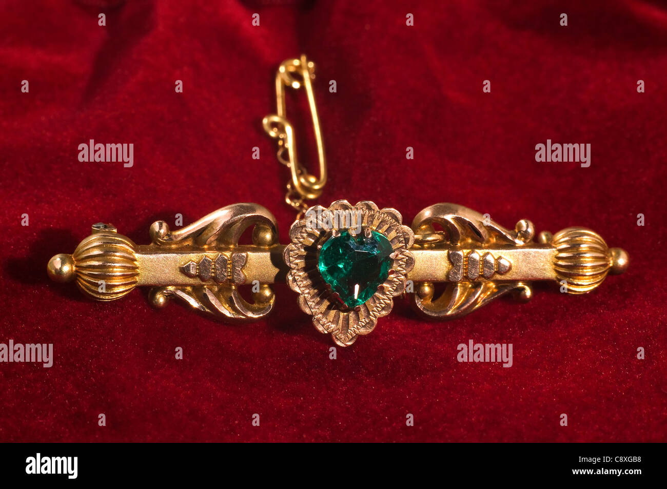 Late Queen Victoria era pseudo emerald and 9 caret gold brooch Stock Photo