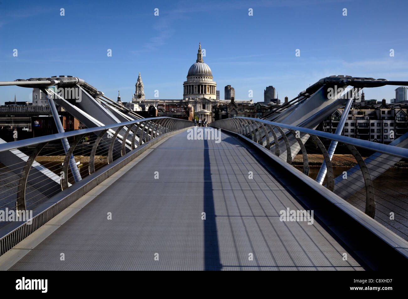 Millennium Bridge looking towards St Paul's Cathedral Stock Photo