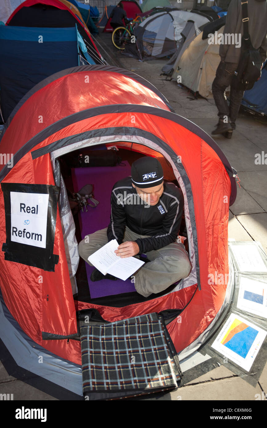 Protesters camping outside St Paul's Cathedral, London, England, UK, GB, 2011 Stock Photo