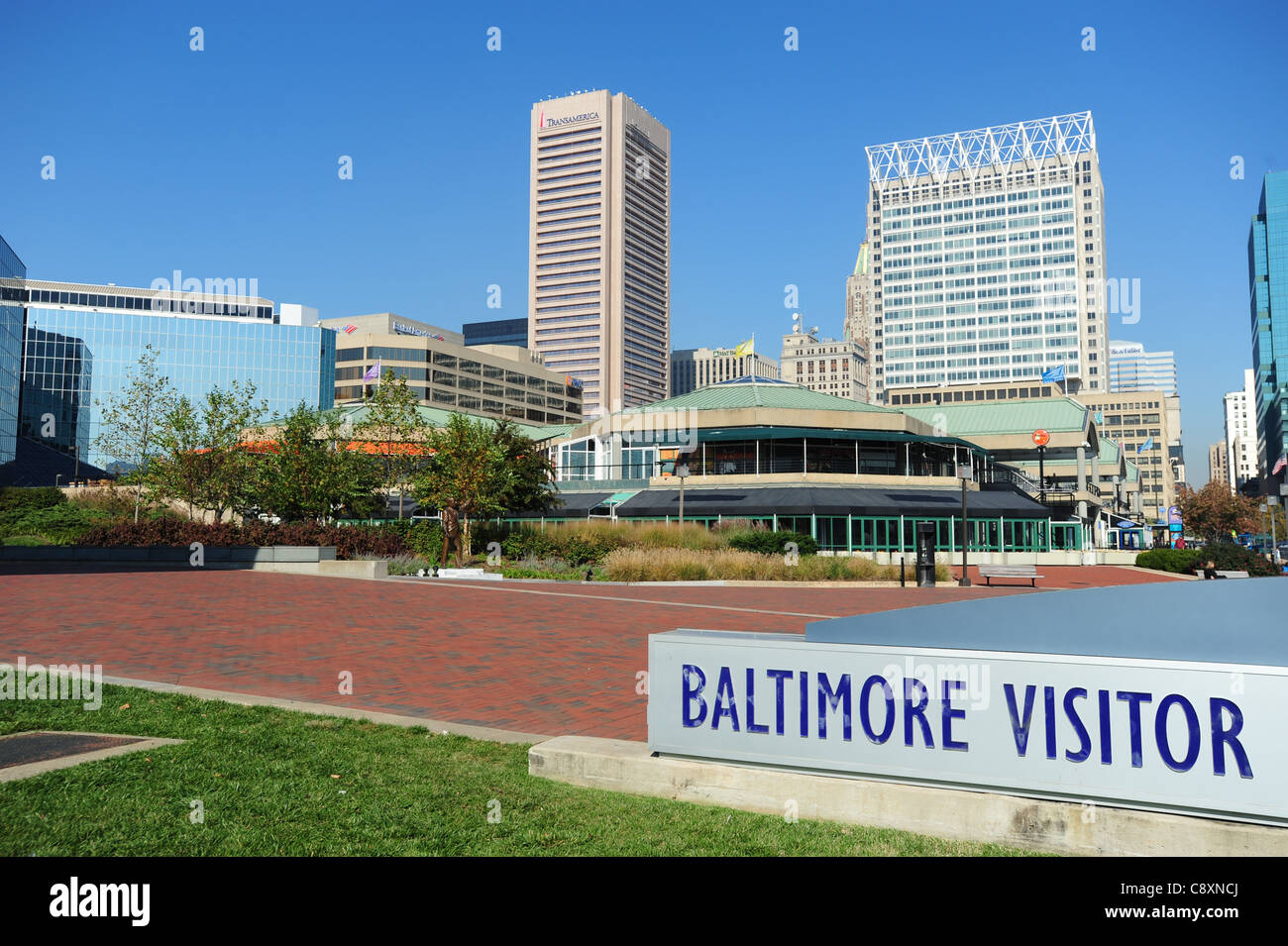 USA Maryland Baltimore Inner Harbor Chesapeake Bay MD Skyline visitor sign Stock Photo
