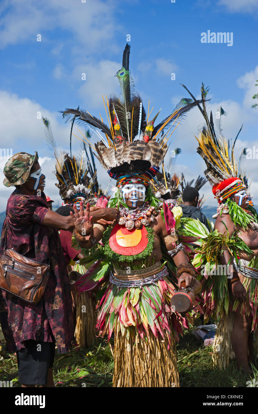 Tribal performers at Mt Hagen show in Papua New Guinea wearing bird of paradise plumes in head dresses Stock Photo