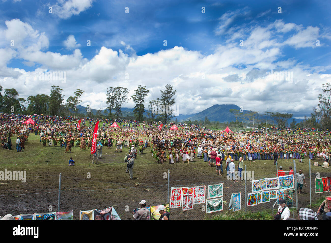 Mt Hagen Show - mass Sing-sing in Western Highlands Papua New Guinea Stock Photo