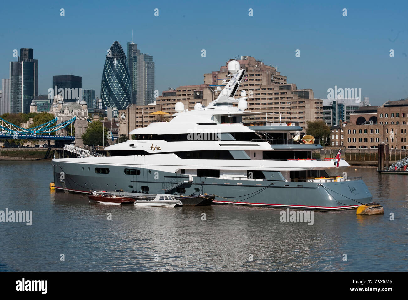 luxury-yacht-owned-by-billionaire-joe-lewis-docked-in-the-thames-near-C8XRMA.jpg