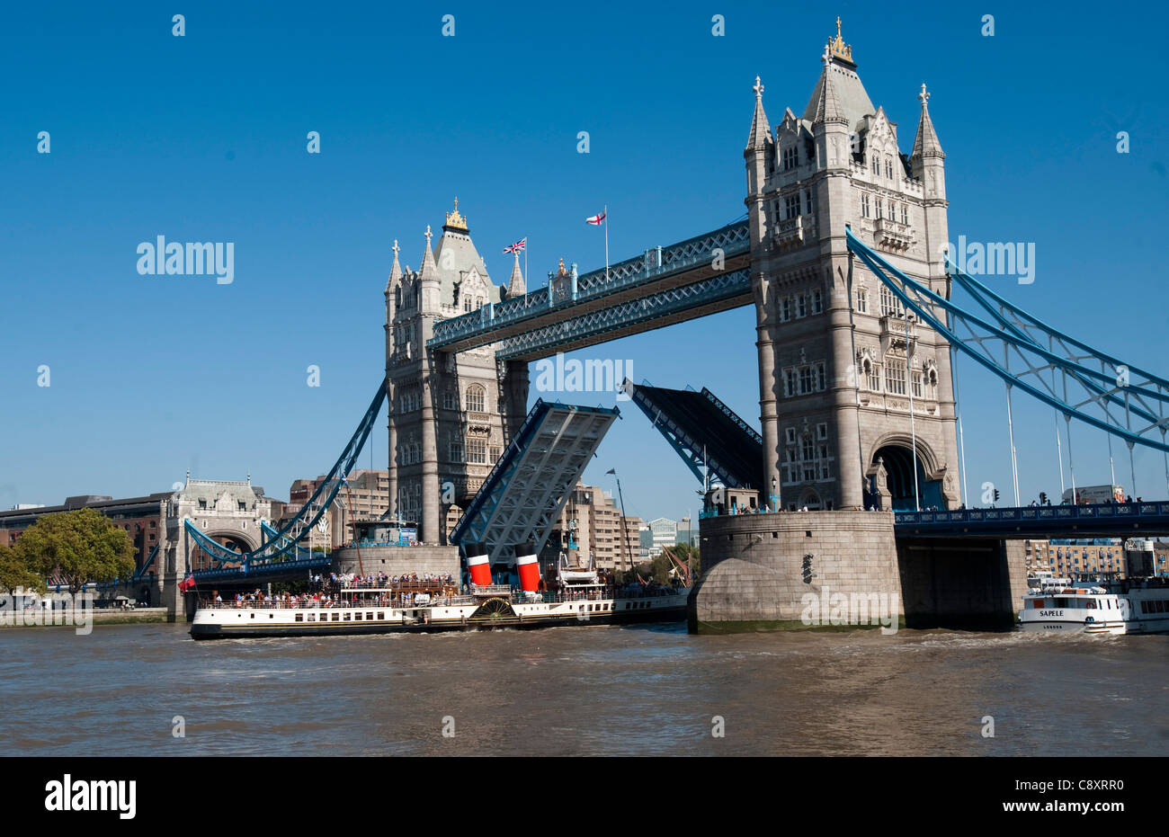 London on Friday 30.9.11 Britain's oldest paddle steamer The Waverley goes under Tower Bridge in London. Stock Photo