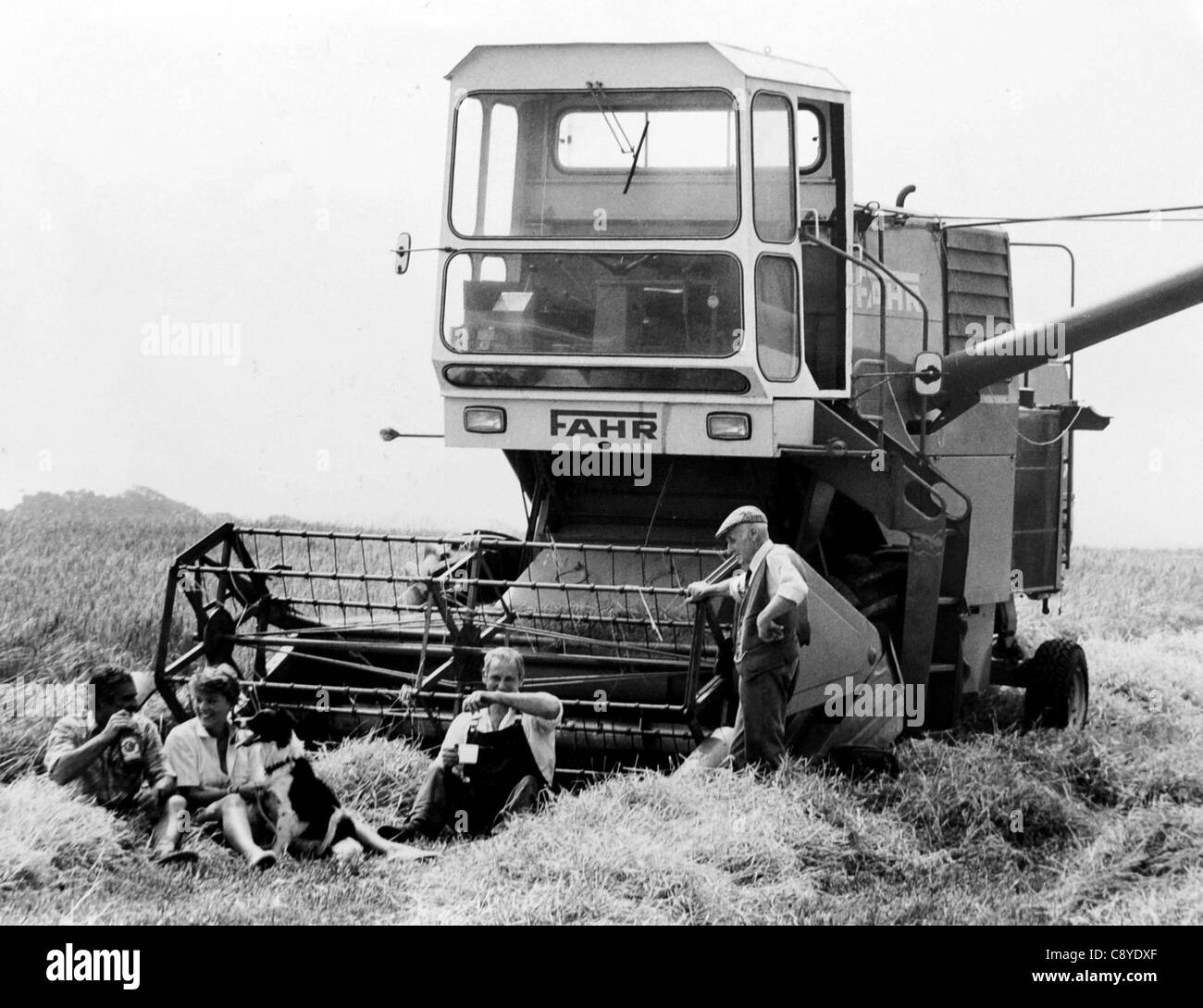 A picturesque farm harvesting scene at Newhouse Farm Hurstpierpoint Sussex UK lunch break in the crops 1983 Stock Photo