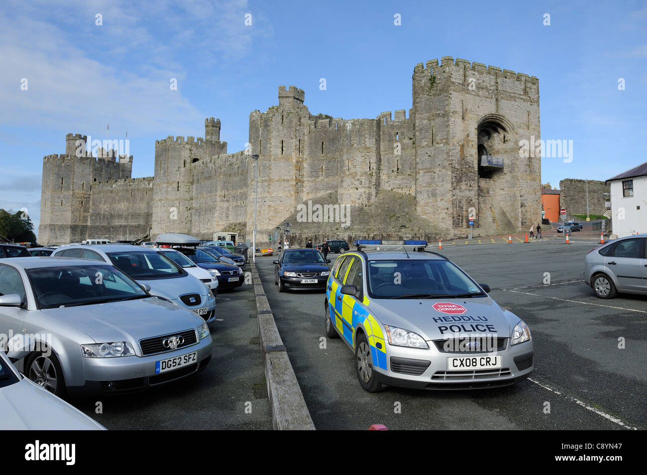 parked police car caernarfon castle gwynedd north wales Stock Photo Alamy