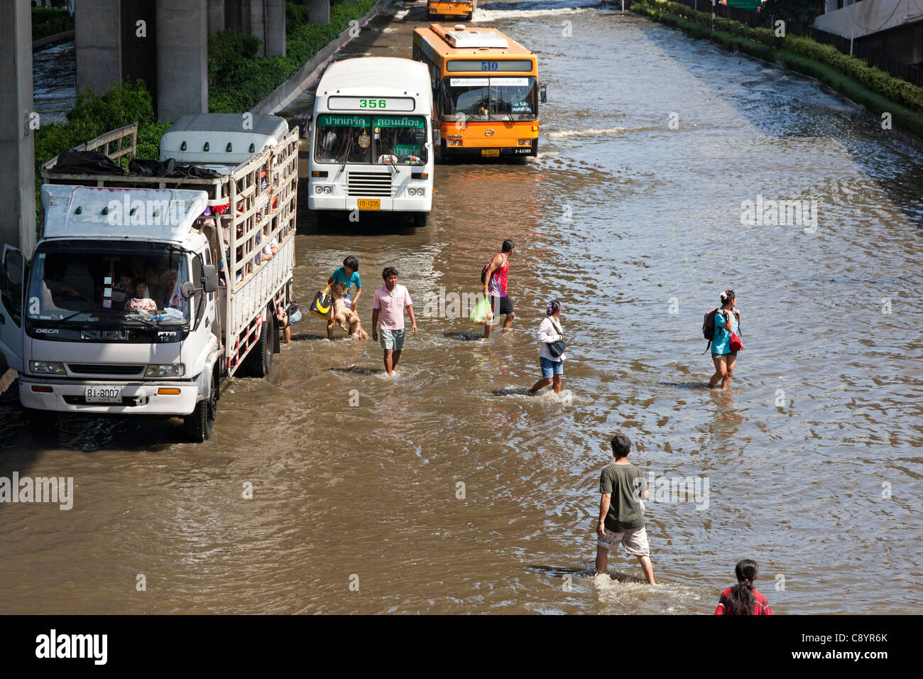 Refugees ecaping from the flood water in Bangkok city centre, Thailand Stock Photo