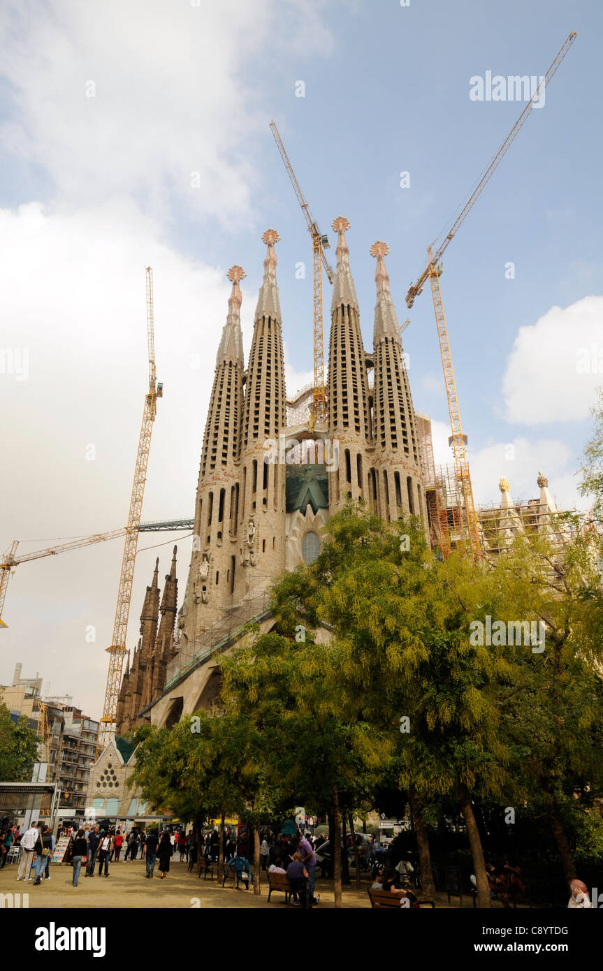 passion-facade-towers-bas-lica-y-templo-expiatorio-de-la-sagrada