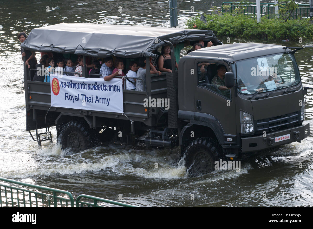 Thai refugees are rescued on Royal Thai Army truck. Lat Phrao, Bangkok, Thailand on Saturday, November 5th, 2011. Thailand is experiencing its worst flooding in more than 50 years. Credit Line: Credit:  Kraig Lieb / Alamy Live News. Stock Photo