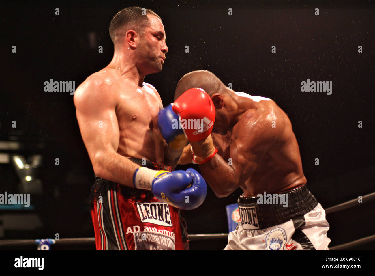 FLORENCE (IT), 04/Nov/2011: Bundu VS Petrucci, Welter Weight Boxing European Title @ Mandela Forum - Petrucci and Bundu Fighting, Punching Stock Photo