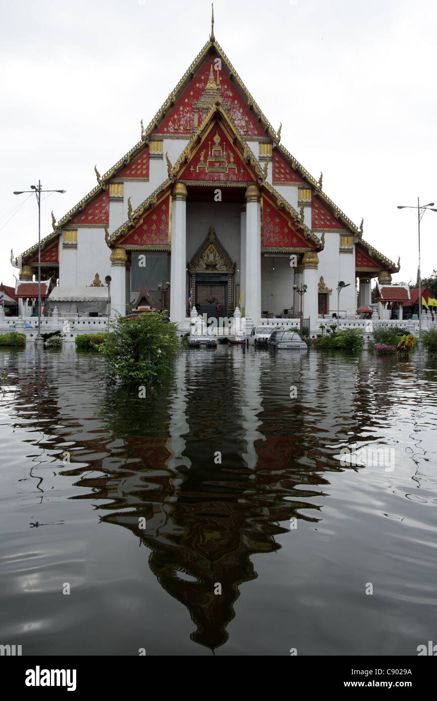 Phra Mongkhonbophit temple in floodwaters , Ayutthaya, Thailand Stock Photo