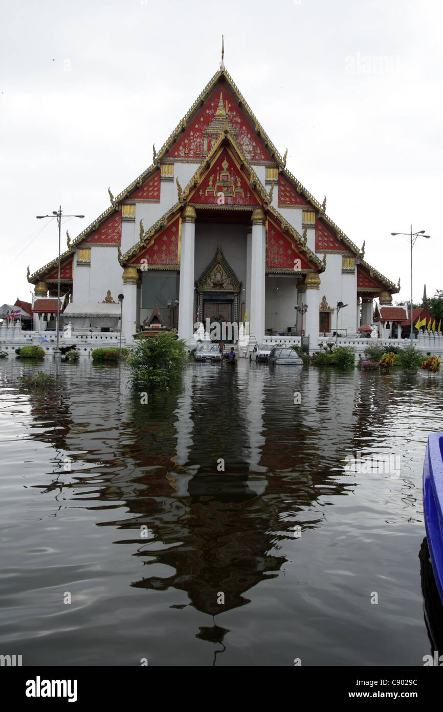 Phra Mongkhonbophit temple in floodwaters , Ayutthaya, Thailand Stock Photo