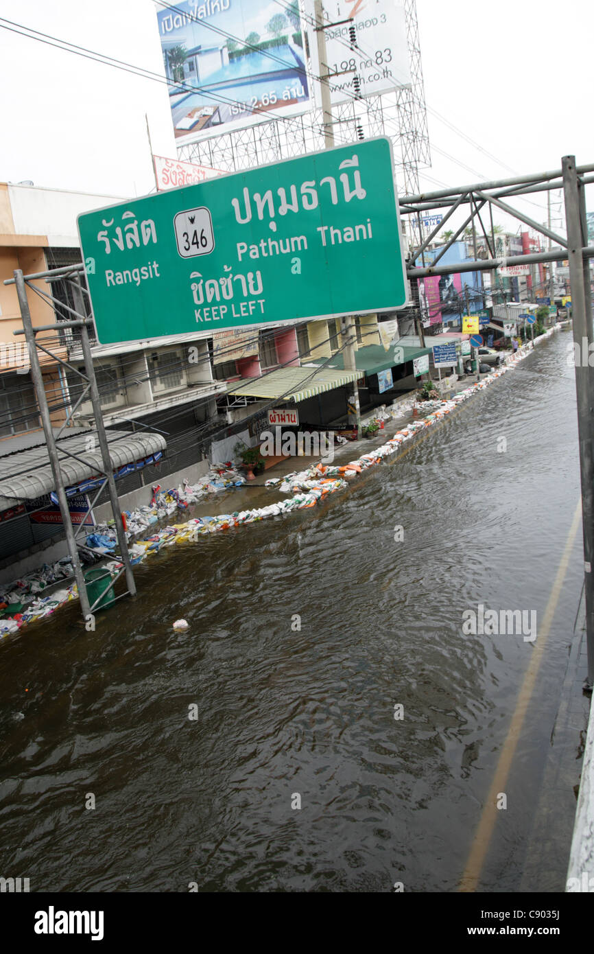 Floodwaters On Street Rangsit Pathum Thanni Province Thailand Stock Photo Alamy