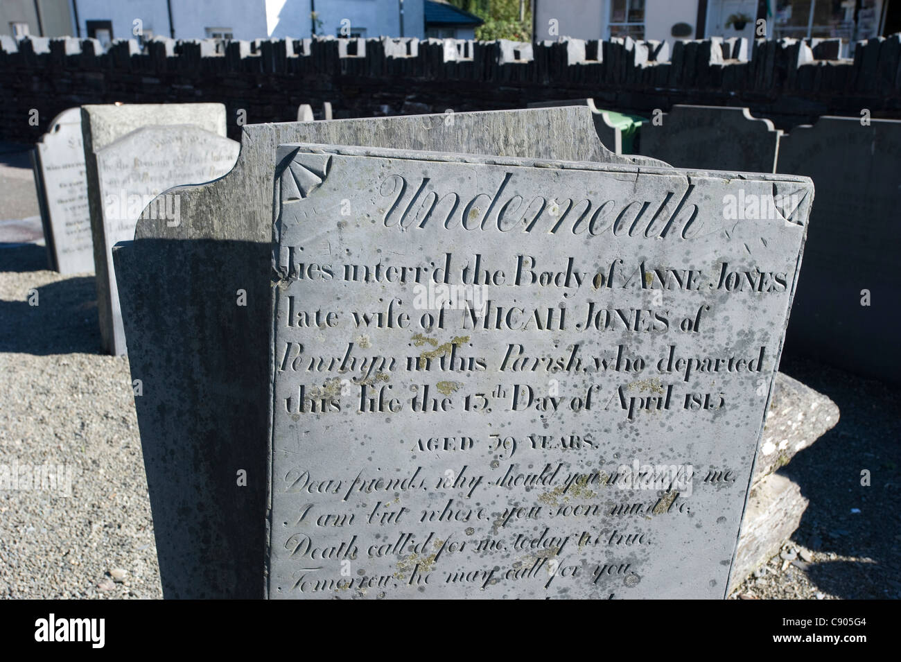 A slate gravestone inscribed with the epitaph 'UNDERNEATH Here lies the body of Anne Jones' Stock Photo