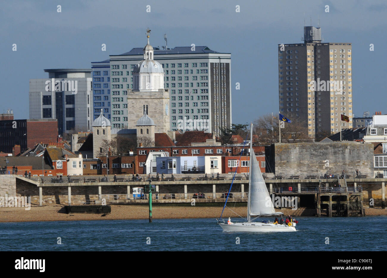 ST. THOMAS'S PORTSMOUTH CATHEDRAL AND OLD PORTSMOUTH OVERSHADOWED BY NEW BUILDINGS AT THE HARD PORTSMOUTH. Stock Photo