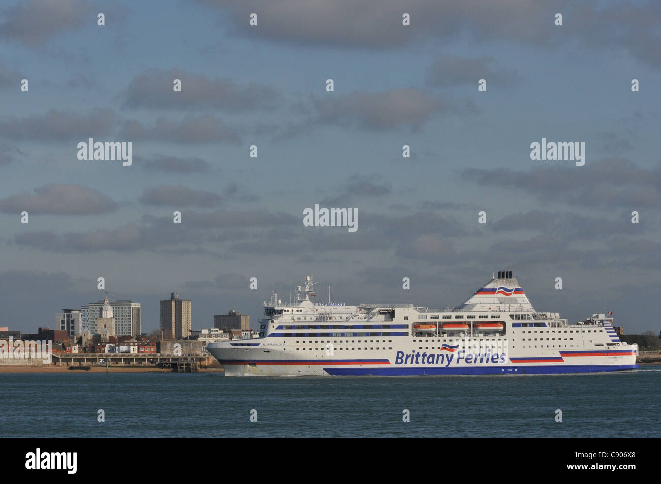 THE BRITTANY FERRY NORMANDIE ENTERS PORTSMOUTH HARBOUR Stock Photo