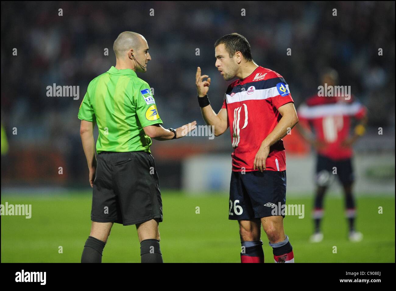 05.11.2011. French league 1 Football. Lille versus Evian. Joe Cole Lille  and referee Benoit Millot discuss a call that Cole disagreed with Stock  Photo - Alamy