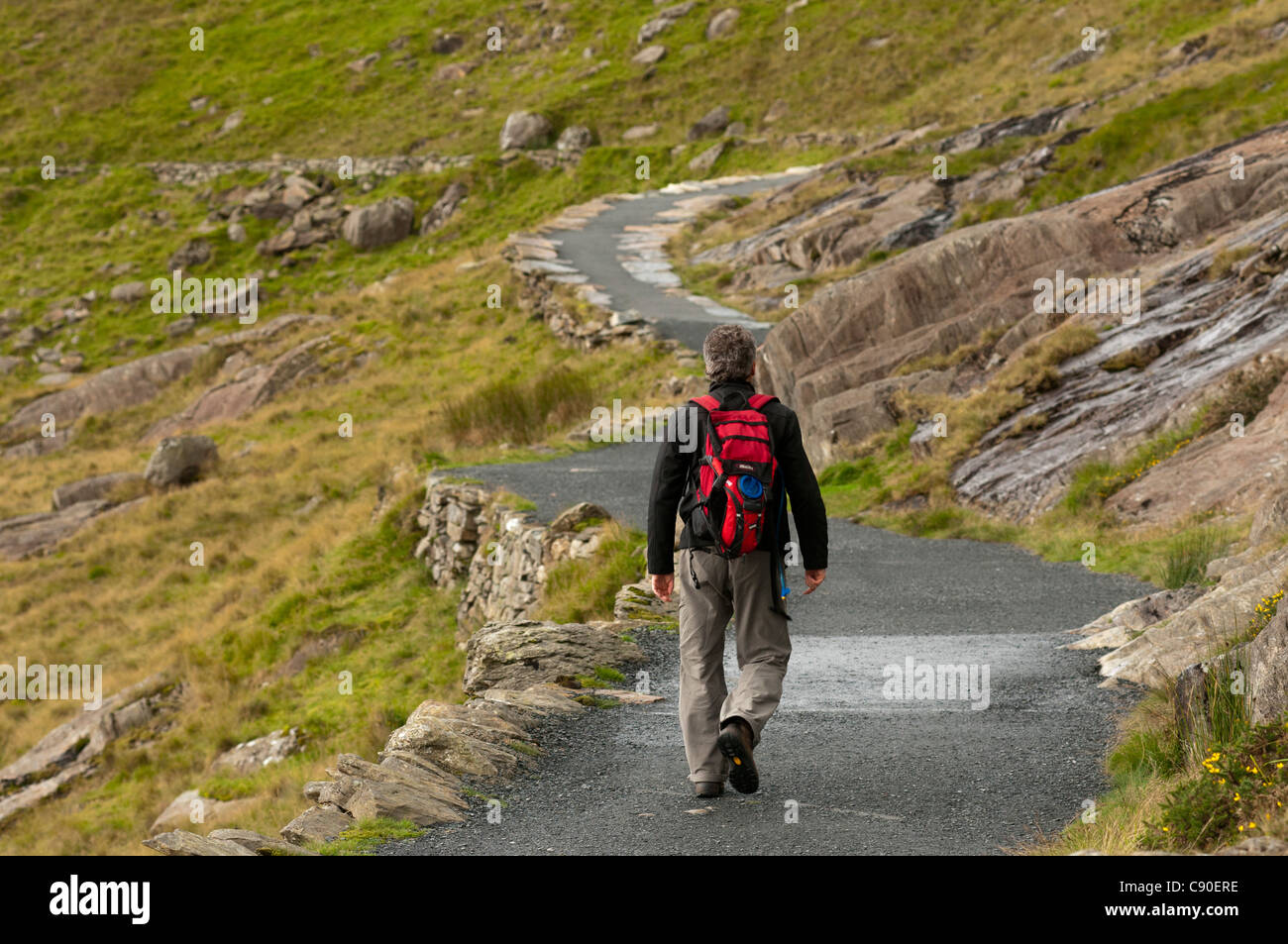Hiker on the Miners Track towards Mt. Snowdon, Snowdonia National Park, Wales, UK Stock Photo