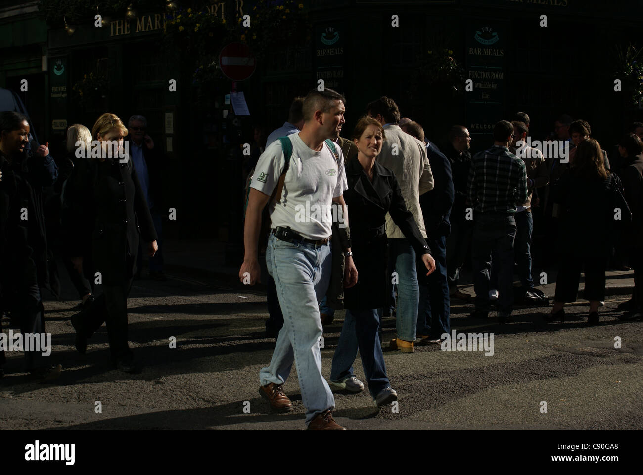 London pub walking street life hi-res stock photography and images - Alamy