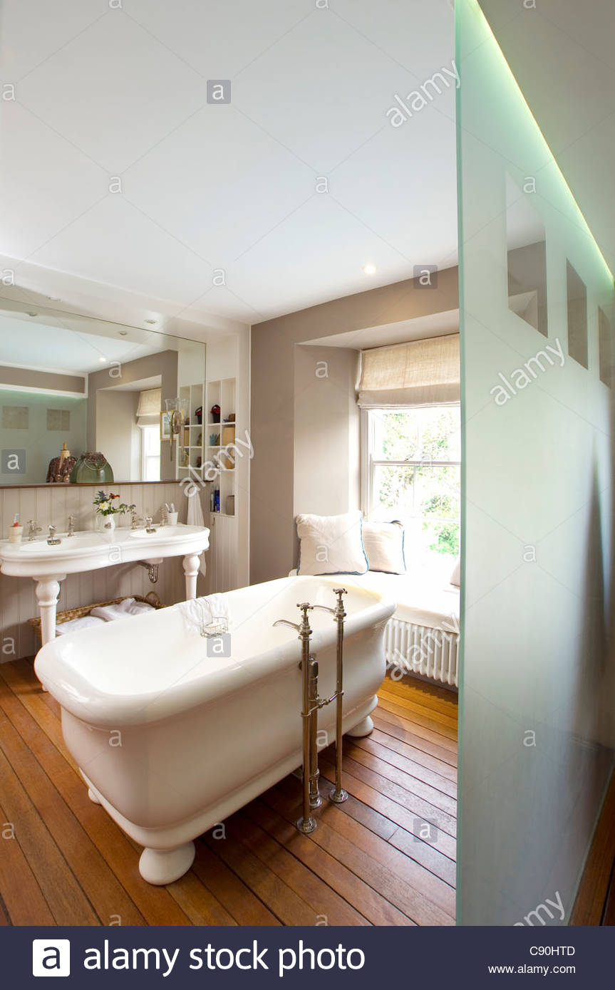 Old Fashioned Bathtub Stock Photos & Old Fashioned Bathtub Stock Images