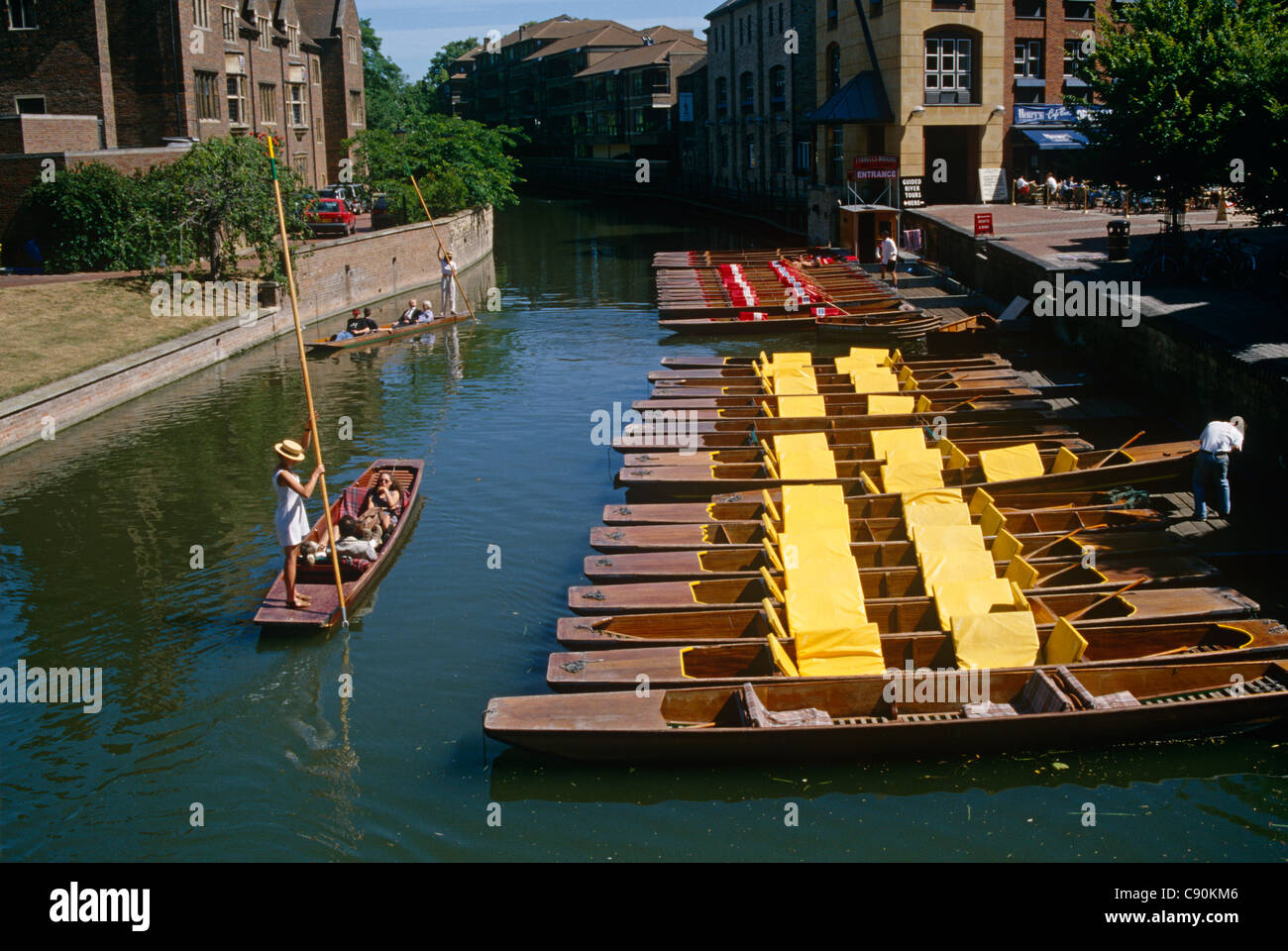 The River Cam runs through the historic heart of the city and there are punts to hire from Magdelene bridge. Cambridgeshire, UK Stock Photo