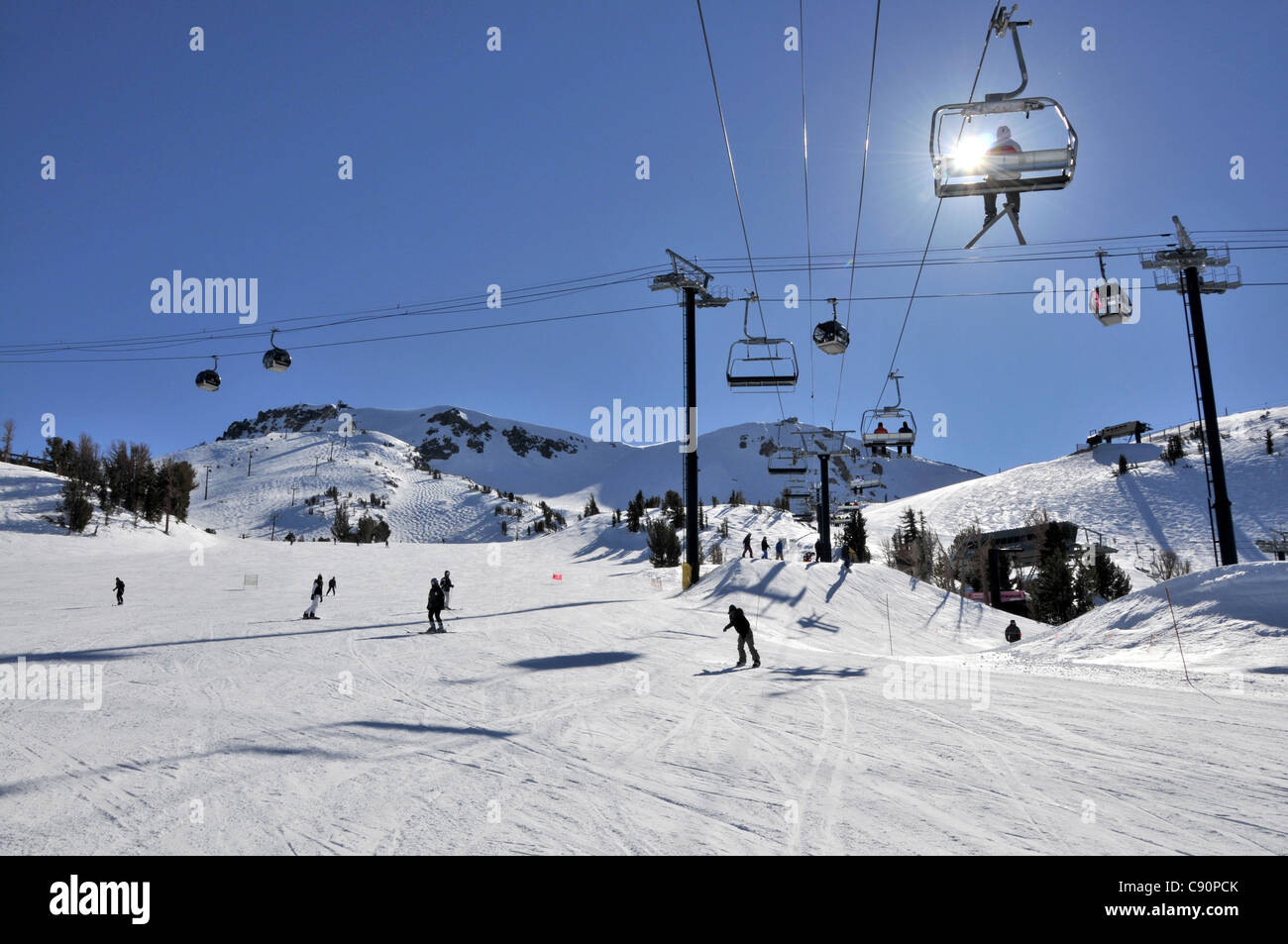 People on the slopes in the sunlight, Mammoth Mountain ski area, California, USA, America Stock Photo