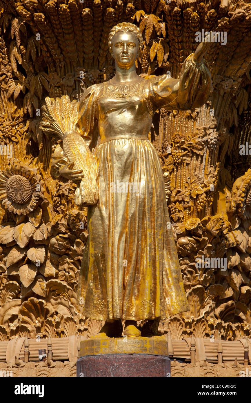 Detail of the golden friendship of Nations fountain at the All-Russian Exhibition Center in Moscow, Russia Stock Photo