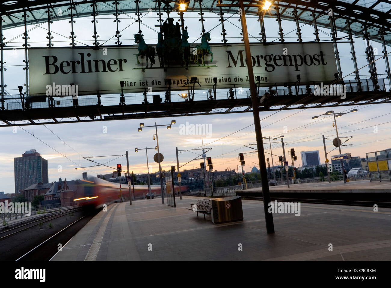 Early morning trains at the Berlin Hauptbahnhof, Berlin, Germany Stock ...
