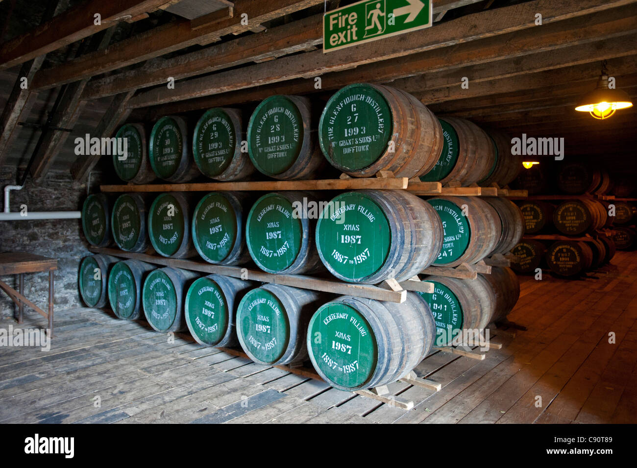 Warehouse full of oak barrels at the Glenfiddich Destillery, Dufftown, Aberdeenshire, Scotland Stock Photo