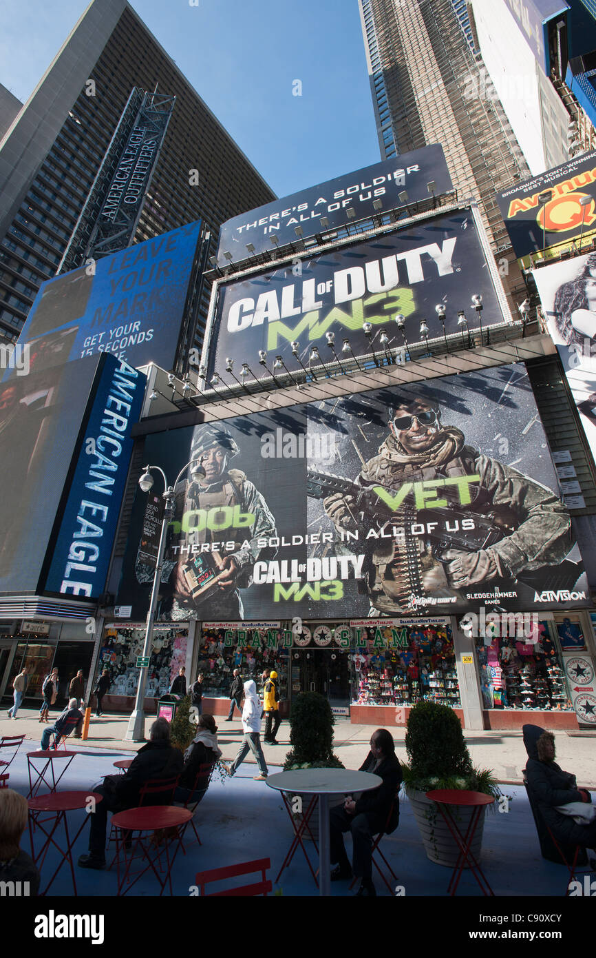 A billboard for the 'Call of Duty MW3' videogame in Times Square in New York on Friday, November 4, 2011. (© Richard B. Levine) Stock Photo
