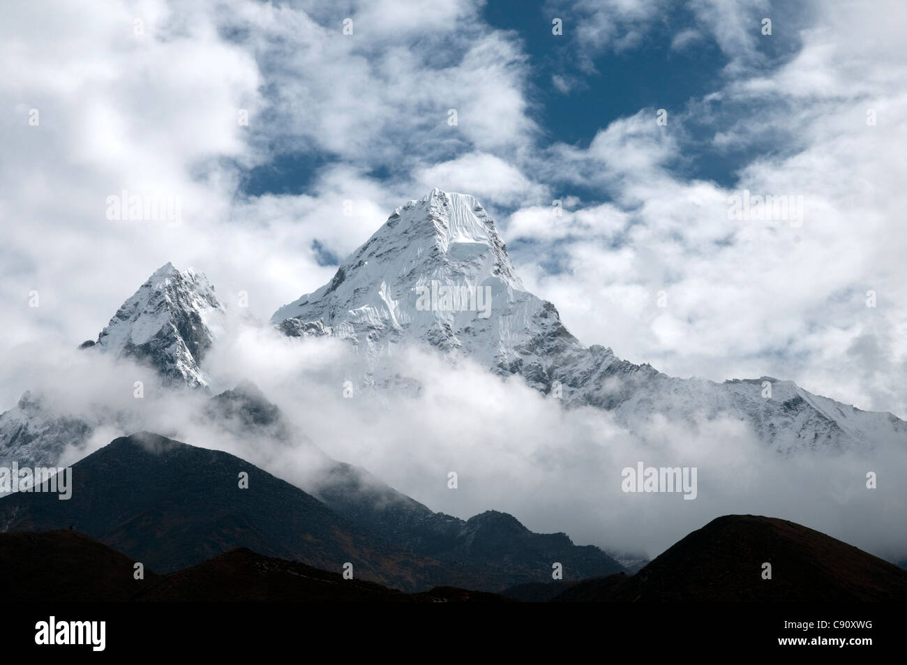 Ama Dablam is one of the huge Himalayan peaks that rise above the route to Everest Base Camp through the valleys of the Solu Stock Photo