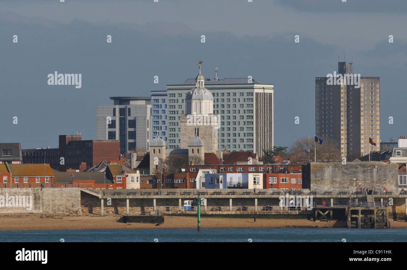 ST. THOMAS'S PORTSMOUTH CATHEDRAL AND OLD PORTSMOUTH OVERSHADOWED BY NEW BUILDINGS AT THE HARD PORTSMOUTH. Stock Photo