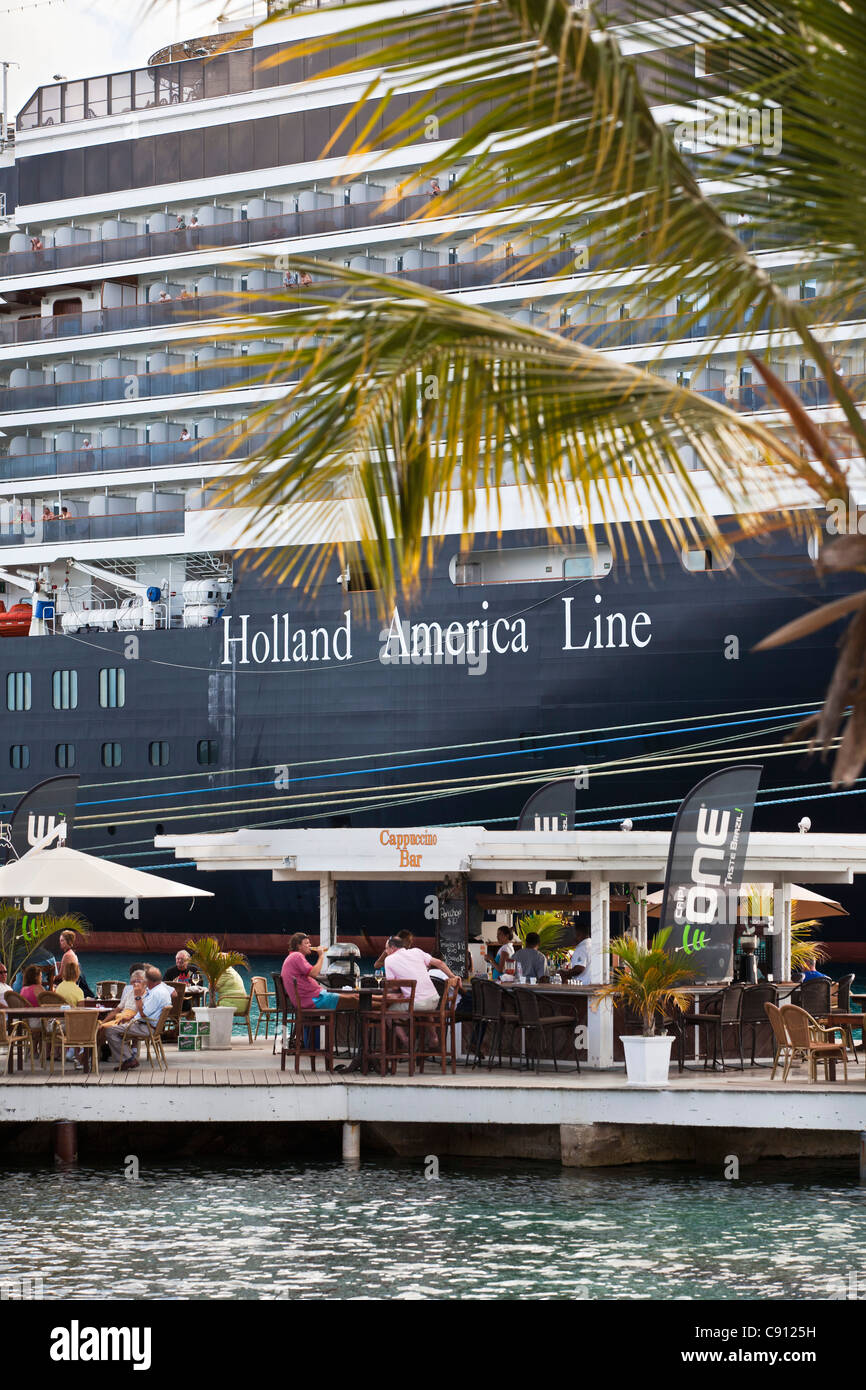 Netherlands, Bonaire Island, Dutch Caribbean, Kralendijk, Outdoor cafe. Harbour. Noordam cruise ship from Holland America Line. Stock Photo