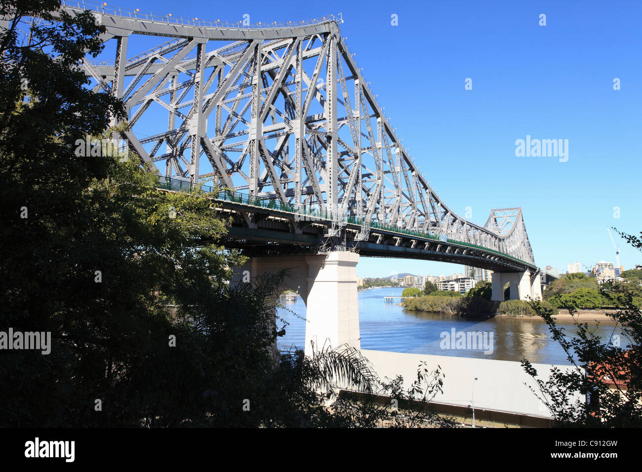 The Story Bridge is a cantilever bridge spanning the Brisbane River. Part of Bradfield Highway 15 it connects Fortitude Valley Stock Photo