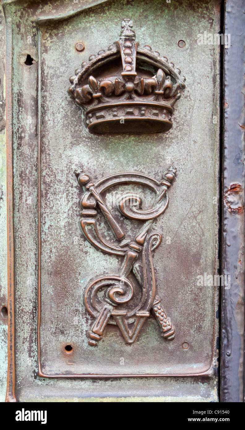 Detail of the gates in front of Buckingham Palace London England the main residence of the British monarch and Royal Family Stock Photo